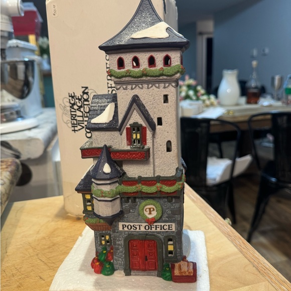 Dept 56 North Pole post office - Picture 1 of 6